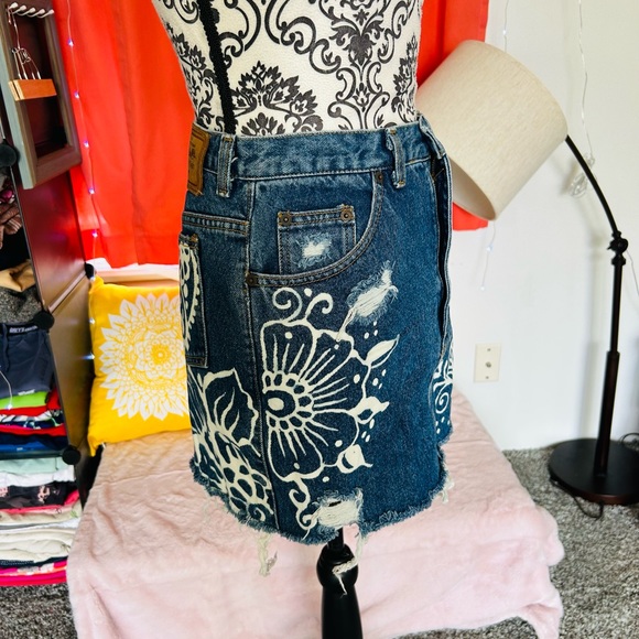 Calvin Klein Women’s Vintage Hand Bleached Floral Fringe Denim Skirt - Picture 7 of 11